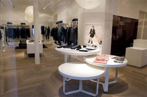 Comptoir des Cotonniers: nouvelle campagne. Nouvelle boutique place Saint Sulpice. Source:www.fashionmag.com