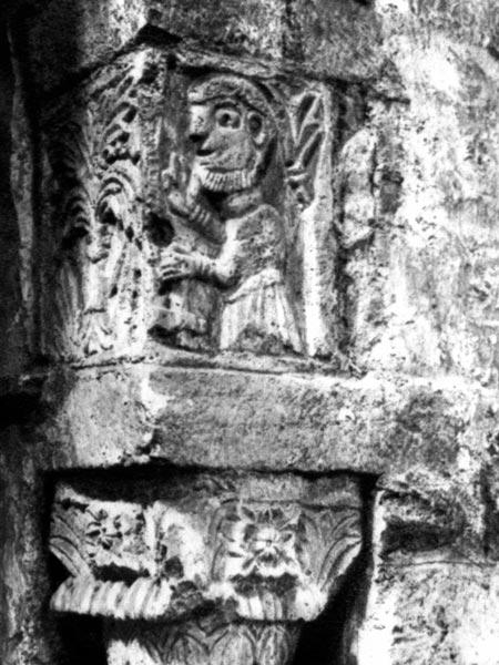 Une représentation de tailleur de pierre datant de l'An Mil à Tournus (71)