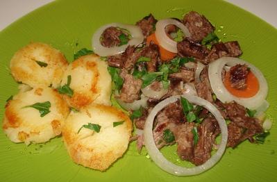 Boeuf aux Oignons et Pommes de terre fondantes dorées