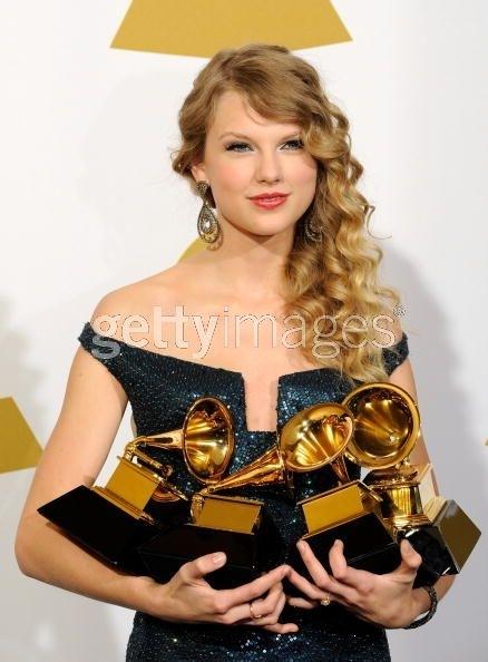 Taylor Swift échappe un Grammy!