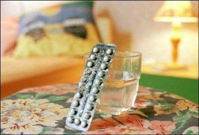Plaquette de pilules contraceptives posée au chevet d'un lit