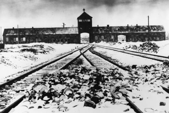 L'entrée du camp de concentration d'Auschwitz-Birkenau en Pologne, en janvier 1941. | AP