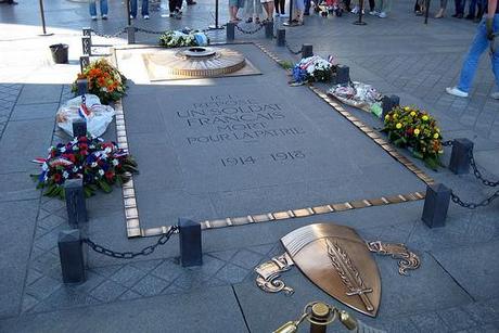 Paris: Arc de Triomphe de l'Étoile - La tombe du soldat inconnu par wallyg
