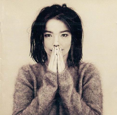 Hommage de Björk à Kate Bush en 2005 dans l’ i-D Magazine...