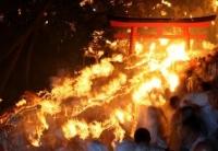 La fête au flambeau illumine la montagne Wakayama