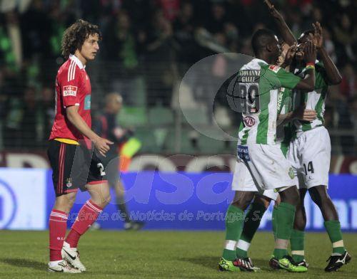 Le dépit de David Luiz (à gauche) contraste avec la joie des Setubalenses, juste après son but contre son camp