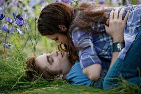 Twilight Eclipse : Nouvelles photos de Robert Pattinson et Kristen Stewart - Faites quand même un peu gaffe, se rouler dans un champs est souvent cause de mauvaises surprises...