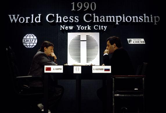 Karpov et Kasparov lors de leur première partie. On pourra remarquer la couleur des drapeaux, qui va constituer une des deux polémiques du match.