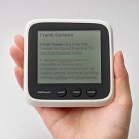 Le WikiReader se pare d'un clavier tactile et d'un bouton retour