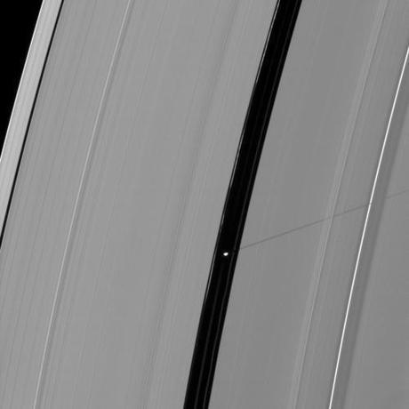 Saturne-le-satellite-Pan-cree-son-espace-dans-les-anneaux-.jpg
