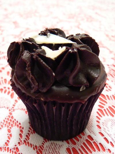 Chocolate_Cupcake_by_SilverPassion.jpg