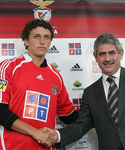 David Luiz au coté du président de Benfica, Luis Filipe Vieira, au moment de sa présentation