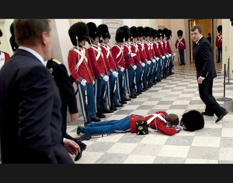 <b>La garde tombe mais ne se rend pas.</b> Comme quoi, il n’y a pas qu’en Angleterre, par très grosse chaleur, que ce genre d’incident se produit. Car le soldat qui s’est évanoui ici, le 27 janvier dernier, est danois. Son régiment, dont l’uniforme ne diffère que par la couleur du pantalon de celui de la garde royale britannique, attendait l’entrée de la reine Margrethe, qui donnait ce soir-là un dîner de gala en l’honneur des députés nationaux et européens de son pays. Une cérémonie dont le déroulement ne semble guère avoir été troublé par ce malaise ; preuve, une fois de plus, que les monarchies scandinaves n’ont vraiment rien à envier, ni en flegme ni en décorum, à celle des Windsor !