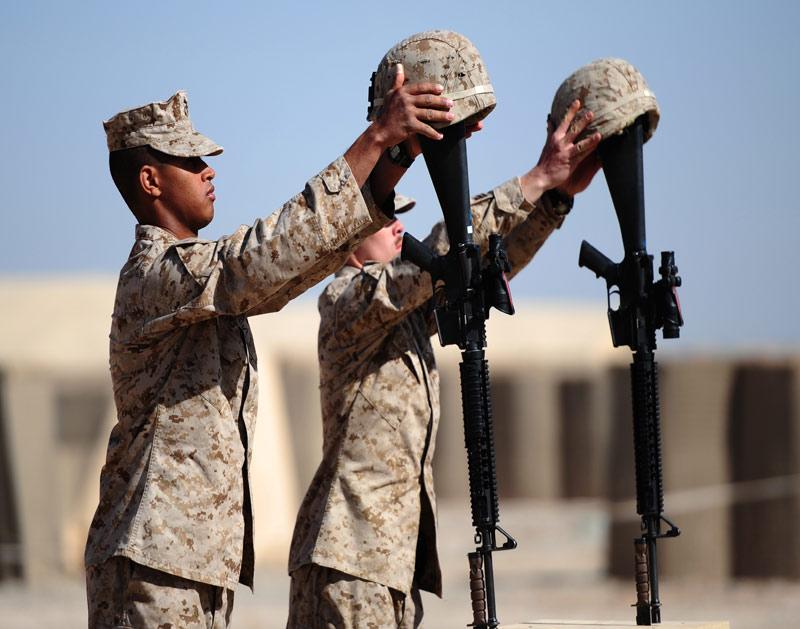<b>Adieu.</b> Les Marines américains se préparent pour la cérémonie qui sera donnée en l’honneur de deux soldats tués dans la province de Helmand, en Afghanistan. Le sergent Daniel Angus, 24 ans et le caporal Lance Zachary Smith, 22 ans ont été abattus le 24 janvier dernier.