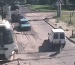 vidéo homme pousse voiture passage niveau