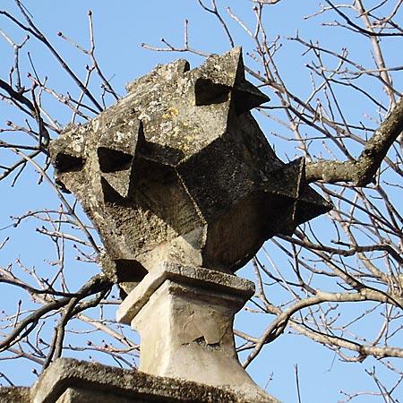 Une paire de polyèdres en pierre à Colonzelle (26)