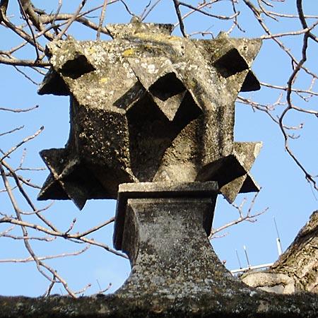 Une paire de polyèdres en pierre à Colonzelle (26)