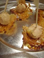 Bouchées de foie gras sur tuiles de sésame