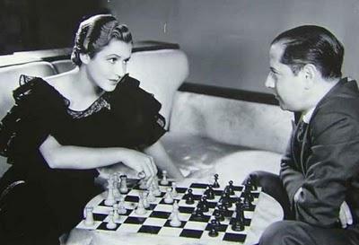 Une actrice de cinéma face à un champion du monde d'échecs