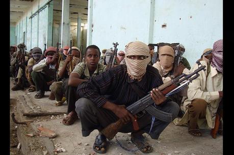Samedi 13 février, des jeunes gens recrutés par le groupe rebelle islamiste Hizbul al Islam reçoivent une formation militaire à Mogadiscio, plus grande ville et capitale de la Somalie. Depuis plusieurs mois, ces radicaux livrent une guerre religieuse contre les autorités en place. 
