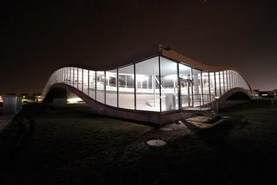 Pile en face de mon bureau, un rectangle tout en courbes ...