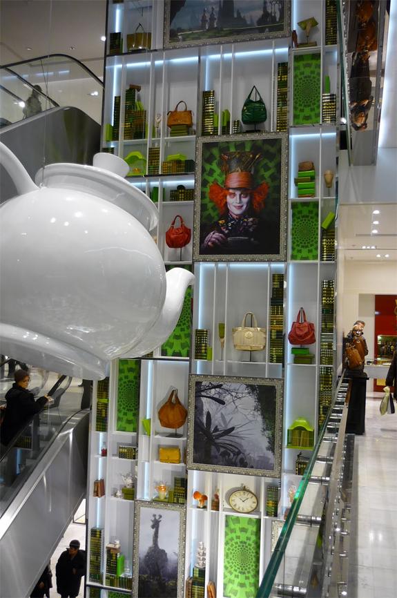 Alice in wonderland : Salon de thé éphemère Ladurée au Printemps