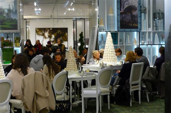 Alice in wonderland : Salon de thé éphemère Ladurée au Printemps