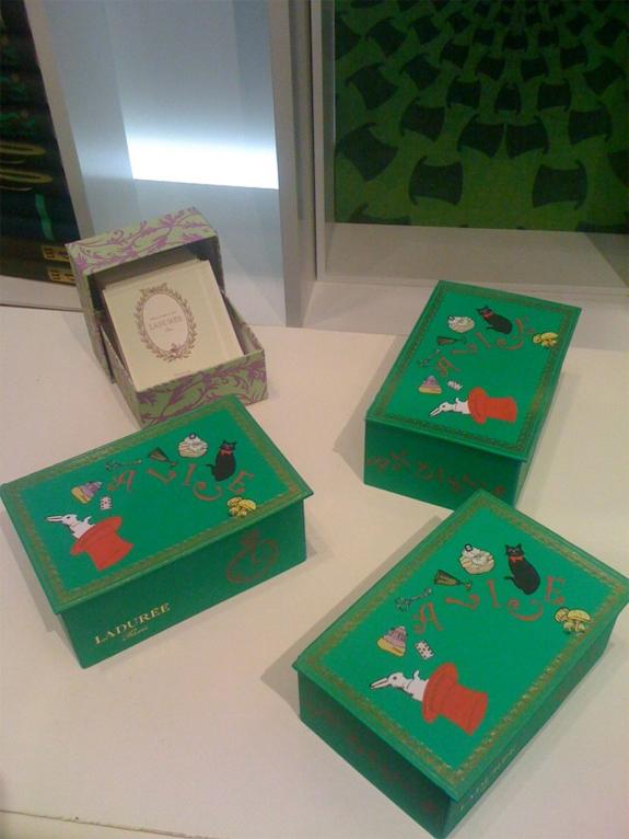 Alice in wonderland : Salon de thé éphemère Ladurée au Printemps