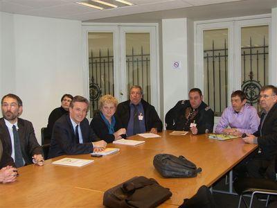 Contre le 'racket bancaire', Dupont-Aignan propose 'le droit au crédit'