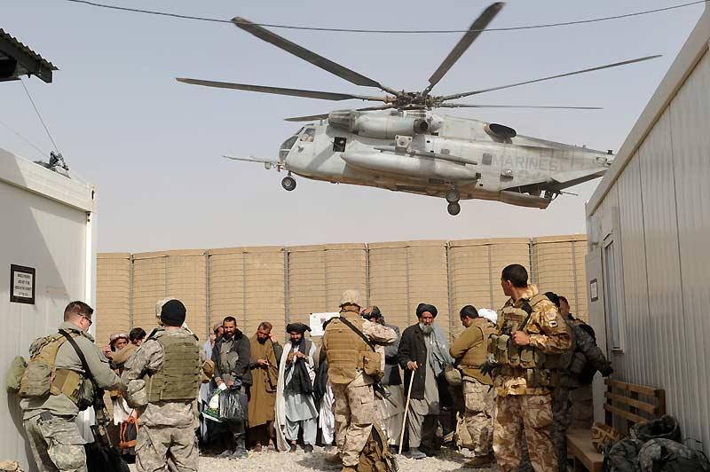 Lundi 15 février, troisième jour. Environ 5000 soldats afghans et des forces militaires internationales sont déployés près du camp de Lashkar Gah, dans la province du Helmand, bastion des talibans. La quasi-totalité de Marjah et de ses environs sont sous contrôle et les talibans ont fui. Dans ces actions, douze civils ont été tués par deux roquettes.