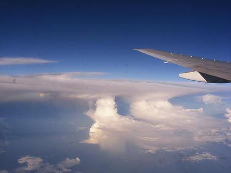 Avion au dessus des nuages