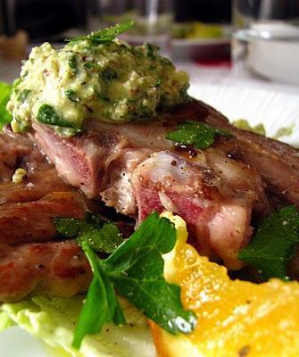 Côtelettes d'agneau au pesto de noisettes et d'orange