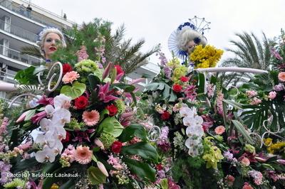 BATAILLE DE FLEURS  SUR LA PROMENADE DES ANGLAIS A NICE