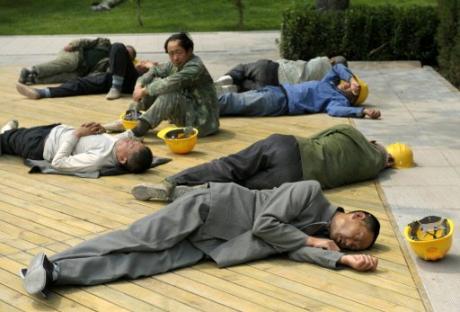 Des salariés chinois font la sieste le 1er mai 2008 à Pékin