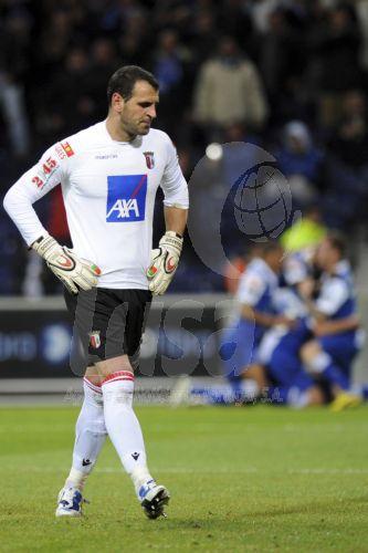 Le dépit du gardien de Braga, Eduardo contraste bien avec la fête des Dragons en arrière-plan