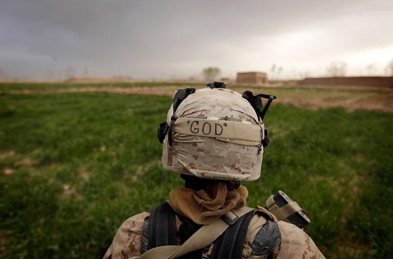 Mardi 23 février, au milieu des champs de pavot de Trikh Nawar, près de Marjah, en Afghanistan, un soldat porte un casque sur lequel est écrit «Dieu». L’opération «Mushtarak», menée contre les talibans, est entrée dans sa deuxième semaine.