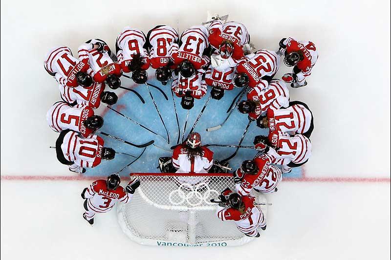 L’équipe féminine canadienne de hockey sur glace lors de la demi-finale contre la Finlande, lundi 22 février. Les Canadiennes sont invaincues depuis le début du tournoi olympique et affronteront les États-Unis pour la médaille d’or jeudi, à Vancouver. 