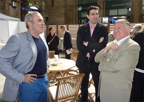 Trois 'K' champions du monde consécutifs. Garri Kasparov, Anatoli Karpov et entre eux Vladimir Kramnik, qui battit Kasparov en 2000, qui avait été son professeur dans l'école que dirigeait ce dernier. Photo prise en août 2009 à l'occasion de la célébration du bicentenaire du club de Zürich. (source Chess Base).