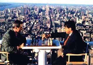 Kasparov et Anand pour une photo promotionnelle du championnat du monde PCA disputé dans une des tours du World Trade Center. Kasparov gagne facilement ce match en ayant poussé Anand à jouer contre-nature.