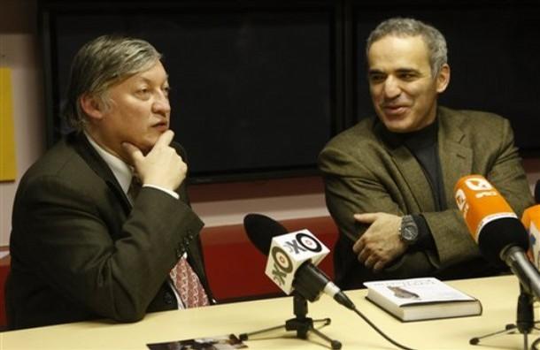 Karpov et Kasparov le 29 novembre 2007 dans les locaux de la radio Ekho Moskvy, quelques jours après la libération de Kasparov. L'ambiance de ces deux 