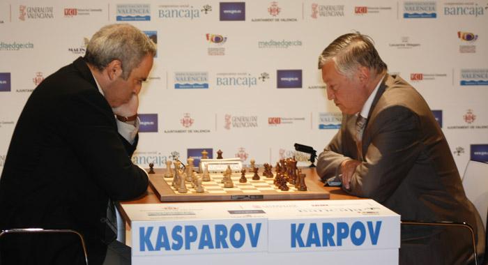 Kasparov et Karpov lors de leur match exhibition à Valence en septembre 2009. Kasparov a montré un bon niveau de jeu malgré son absence de pratique de tournoi de haut niveau.