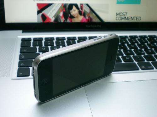 Un iPhone avec une coque en Titanium