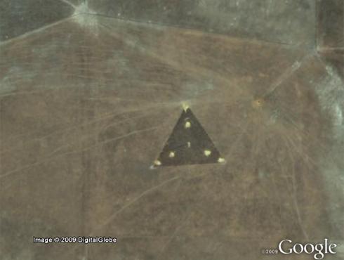 Un triangle noir sur le sol australien