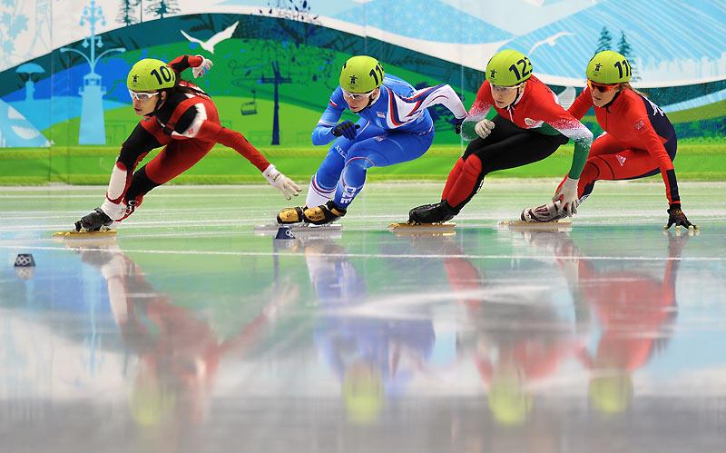 Mercredi 24 février, quatre athlètes féminines (Kalyna Roberge - qui a remporté la course -, Bernadett Heidum, Elise Christie et Katerina Novotna) se sont affrontées dans une épreuve de patinage de vitesse sur courte piste (en France, le short-track). Caractéristique principale de ce sport : réussir à maintenir une vitesse élevée (55 à 60km/h) tout en patinant sur une piste très serrée. 