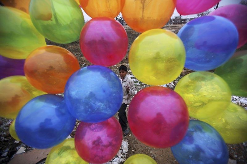 Jeudi 25 février, un adolescent pakistanais de quatorze ans vend des ballons sur le bord d’une route, près d’Islamabad. 