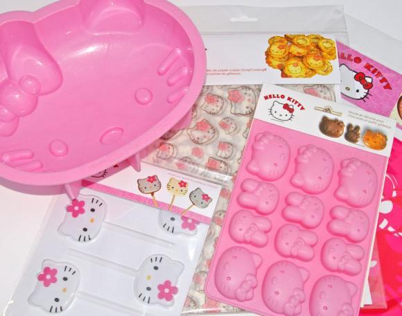 http://www.jaimehellokitty.com/images/JAMYGOODIES/scrapcookinghellokitty.jpg