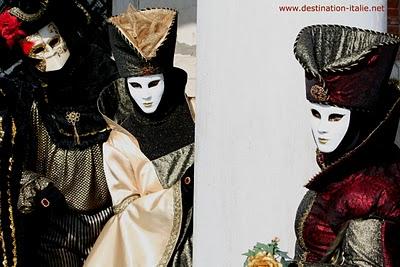 Les masques du Carnaval : Le rouge et le noir