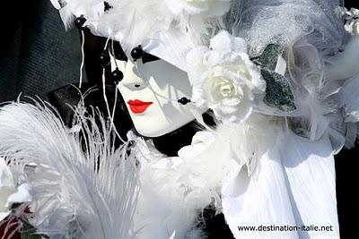 Les masques du Carnaval : Le rouge et le noir