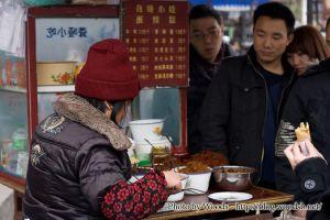 Vendeuse de rue sourde et muette - Qionglai