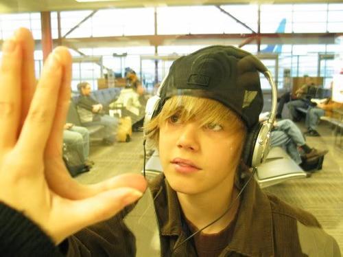 Justin Bieber ... c'est son anniversaire aujourd'hui ... lundi 1er mars 2010